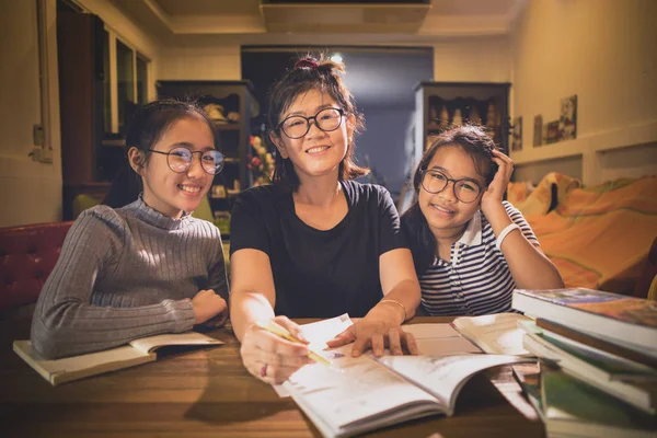 Aziatische Tiener Student Vrouw Leraar Toothy Lachend Gezicht Moderne Klaslokalen — Stockfoto