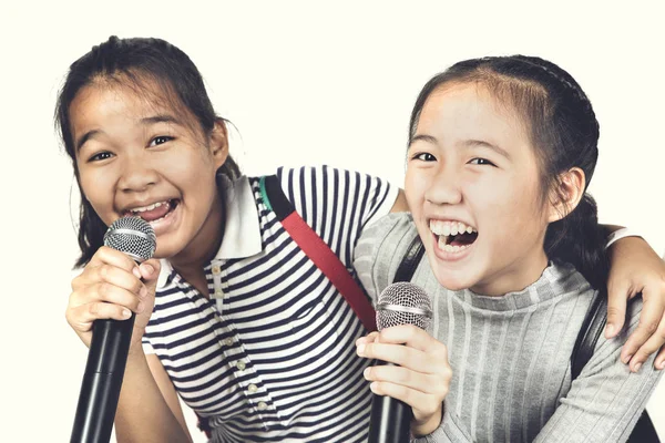 欢快的亚洲少年朋友唱一首快乐情感的歌 — 图库照片