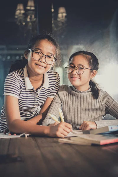 Deux Joyeux Asiatique Adolescent Étudiant Dans École Classe Bonheur Émotion — Photo