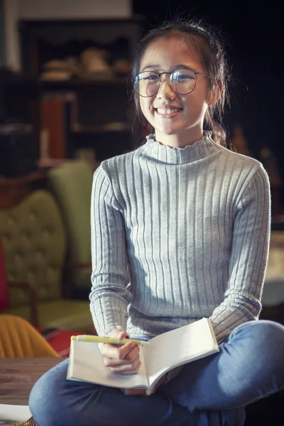 Aziatische Tiener Dragen Van Bril Thuis Werk Met Stapel School — Stockfoto