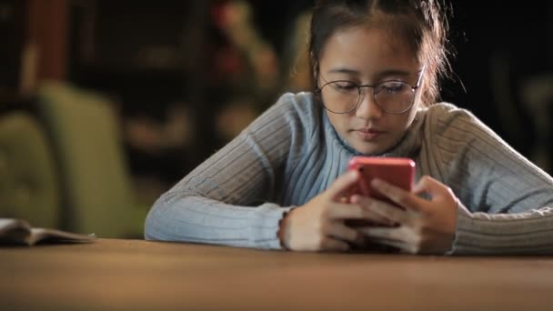 Ασιατικές Έφηβος Ανάγνωση Μηνύματος Στο Smart Phone — Αρχείο Βίντεο