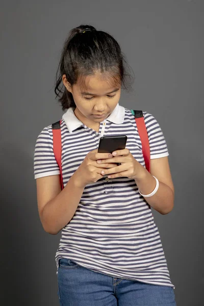 Ásia Adolescente Leitura Mensagem Inteligente Telefone — Fotografia de Stock