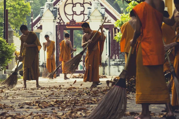 Аюттхая Таїланд Березень 2015 Тайська Чернець Очищення Запис Шлях Watniwet — стокове фото