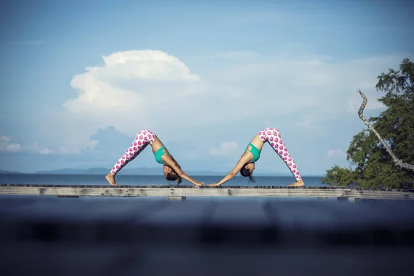Plaj Iskelede Yoga Poz Oynayan Kadın — Stok fotoğraf