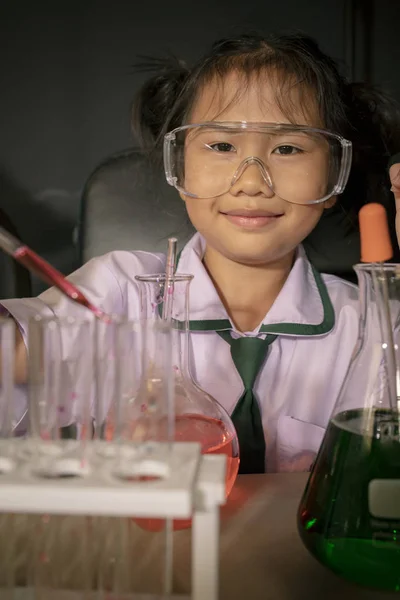 Niños Que Inclinan Por Química Laboratorio Examen Ciencias —  Fotos de Stock