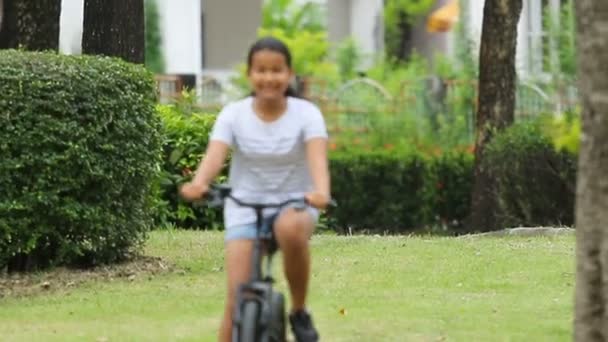 Ásia Adolescente Equitação Bicicleta Aldeia Parque — Vídeo de Stock