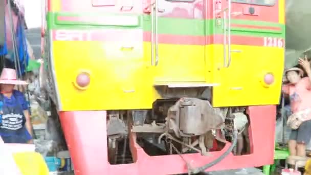 Train Passant Marché Ferroviaire Samut Songkhram Thailand — Video