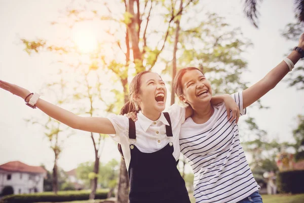 Два Азіатських Підлітка Сміються Щасливими Емоціями Зеленому Природному Парку — стокове фото