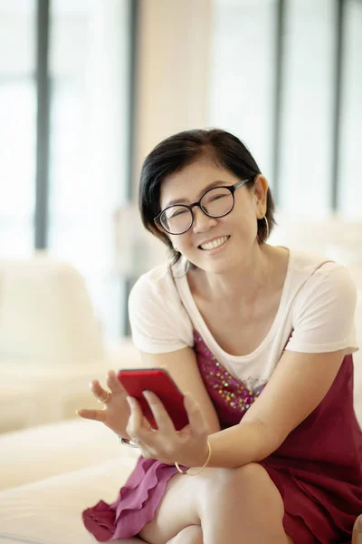 Asiático Mulher Toothy Sorrindo Rosto Sala Estar Usar Telefone Inteligente — Fotografia de Stock