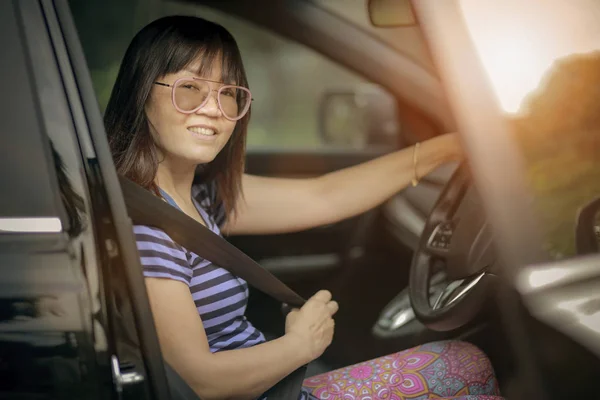 Asiático Mulher Condução Pessoal Carro Toothy Sorrindo Rosto — Fotografia de Stock