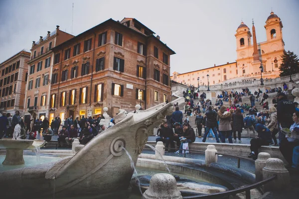 ローマ イタリア ランドマークを旅行とショッピング ポイントを 2016 日にイタリアのローマで重要なスペインのステップ噴水の前に座っている観光客の数が多い — ストック写真