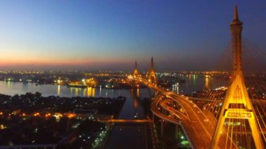 chaopraya Nehri önemli Simgesel Yapı ve trafik ve kara taşımacılığında bangkok Tayland geçiş bhumiphol Köprüsü'nün havadan görünümü