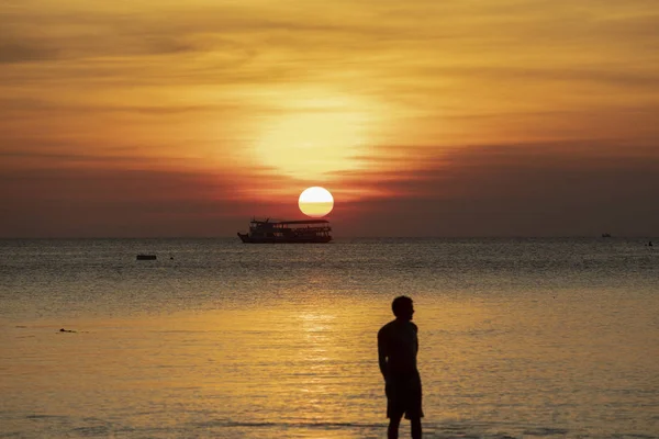 Силуетна Фотографія Людини Морському Пляжі Фоні Красивого Неба Заходу Сонця — стокове фото