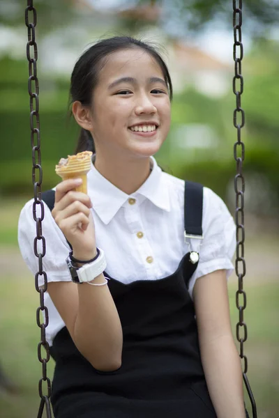 Asijské Dospívající Jíst Zmrzlina Kužel Štěstí Tváří Zeleném Parku — Stock fotografie