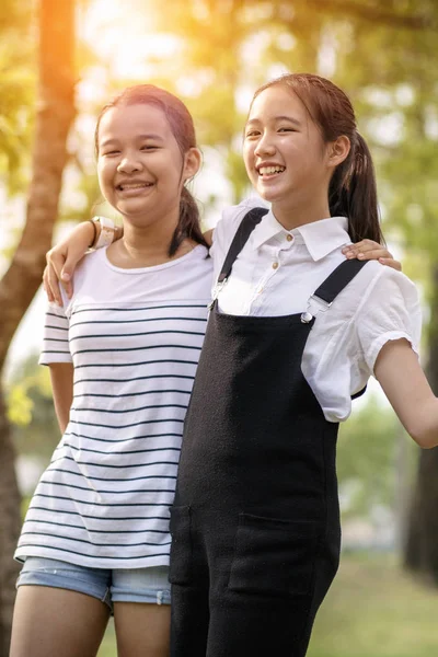 快乐的亚洲青少年放松与幸福情绪在绿色 Parkcheerful 亚洲青少年放松与快乐情绪在绿色公园 — 图库照片