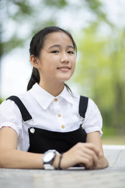 Retrato Asiático Adolescente Sonriendo Cara Con Verde Borroso Fondo — Foto de Stock