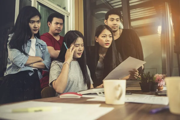 Asiatico Più Giovane Freelance Team Concentrarsi Lavoro Progetto Computer Monitor — Foto Stock