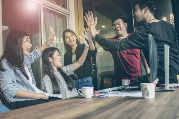 Vita Ufficio Emozione Felicità Team Freelance Che Lavora Con Successo — Foto Stock