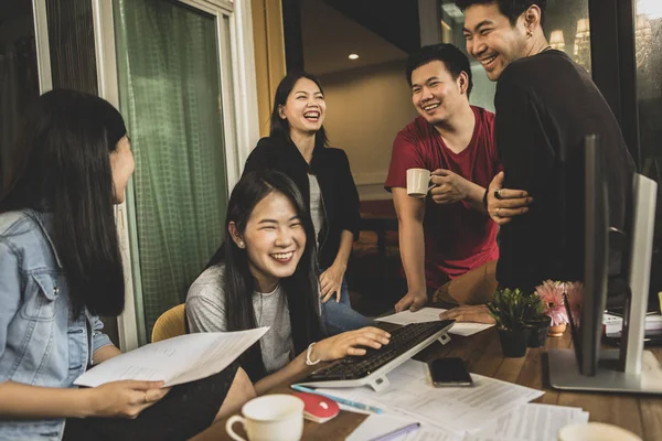 Più Giovane Asiatico Freelance Ridere Con Felicità Faccia Casa Ufficio — Foto Stock