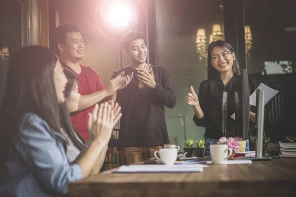 Asiatico Freelance Team Meeting Con Felicità Moderno Home Office — Foto Stock