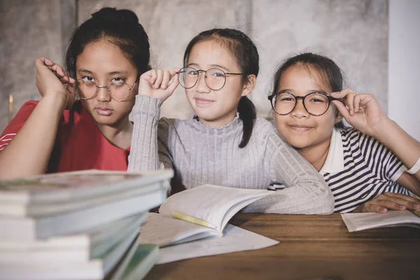 거실에서 교과서와 안경을 아시아 — 스톡 사진