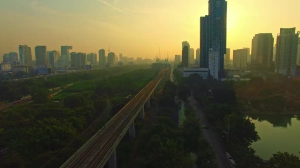 Légi Kilátás Skytrain Épület Városképe Bangkok Ellen Gyönyörű Nap Felkelő — Stock videók