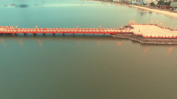 Luftaufnahme Von Prachuap Khiri Khan Hafen Und Pier Des Wahrzeichens — Stockvideo