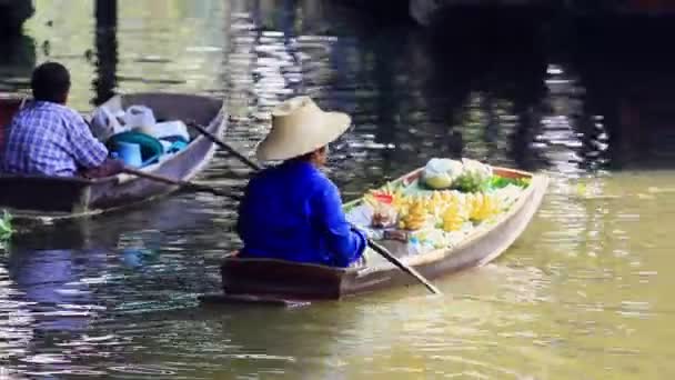 水果销售者驾驶国内船只在Dumneon Saduak浮动市场拉车是泰国最受欢迎的旅游目的地之一 — 图库视频影像