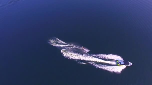 Luchtfoto Van Mens Die Jetski Speelt Het Meer — Stockvideo