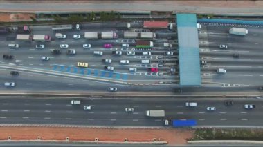Bangkok otoyolunun yoğun saatinde trafiğin hava görüntüsü