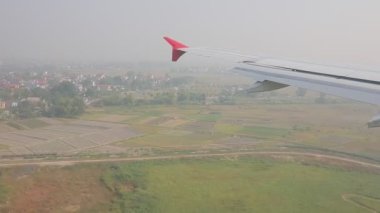 Vietnam Hanoi Havaalanı 'na iniş için uçak yaklaşıyor.