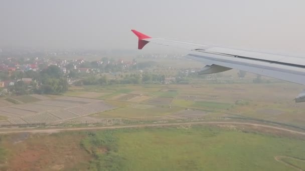 ハノイ空港ベトナムへの着陸のための飛行機のアプローチ — ストック動画