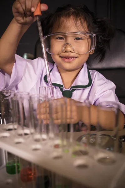 Asiático Niños Ciencia Examen Laboratorio —  Fotos de Stock