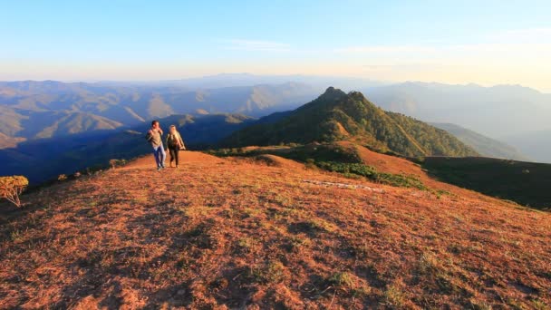 Azjatyckie Para Trekking Szczycie Góry Mae Hong Sorn Północ Tajlandii — Wideo stockowe