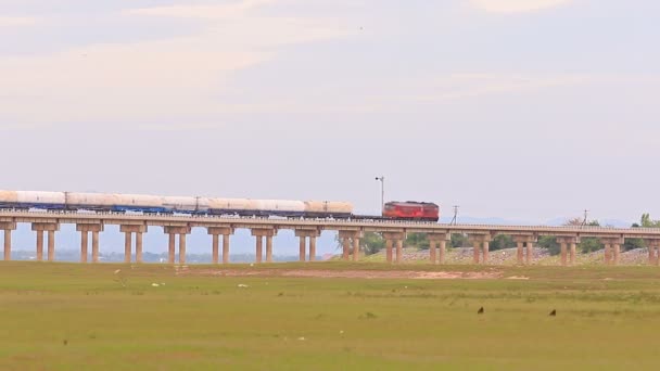 Vlak Olejovou Nádrží Projíždějící Most Pasak Přehrada Lopburi Thailand — Stock video