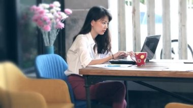 Asya freelancer bilgisayar laptop kentsel ofis binası arka plan karşı çalışma