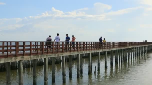 Samuthsakorn Thailand Settembre3 2018 Passeggiata Turistica Sul Ponte Legno Saparn — Video Stock