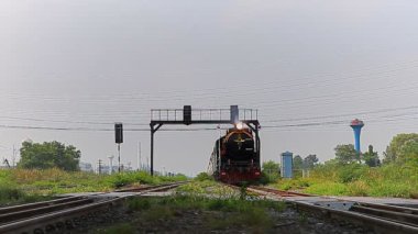 Bangkok Tayland ve Başkent 'in dışındaki Pathumthani' den geçen buharlı tren.