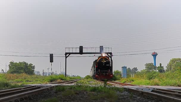 Treno Vapore Thailandese Che Passa Binario Ferroviario Pathumthani Alla Periferia — Video Stock