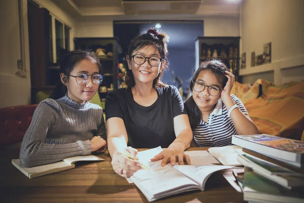 Asiatiska Tonåring Student Och Kvinna Lärare Toothy Leende Ansikte Moderna — Stockfoto