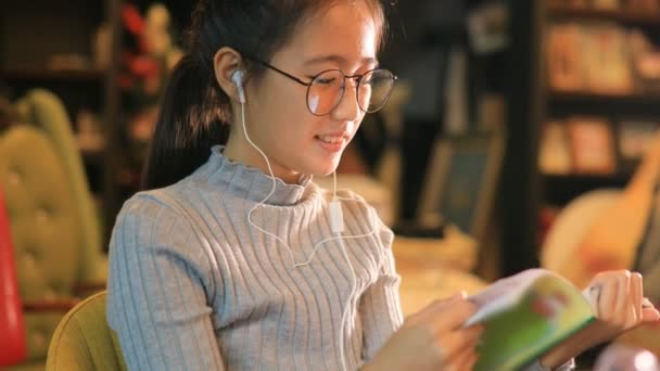 Aziatische Tiener Lezen Boeken Met Geluk Gezicht — Stockvideo