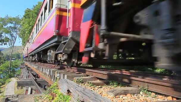 Züge Passieren Eisenbahnbrücke Bei Kanchanaburi Thailand — Stockvideo