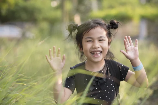 Веселые Азиатские Дети Шутят Играя Зеленом Травяном Поле — стоковое фото
