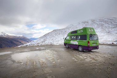 Queenstown Yeni Zelanda - september5, 2015: sulu kınamak van taç aralığı yoldan wanaka kasaba queenstown southland Yeni Zelanda, en popüler araba sulu bir bakış, Otopark Kiralık şirket Yeni Zelanda