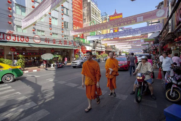 Tajlandia Bangkok Lutego 2015 Tajski Mnich Spaceru Yaowarat Road Dzielnicy — Zdjęcie stockowe