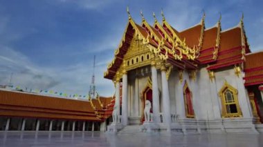 Bangkok 'un simgelerinden biri olan Wat benchamabhorpit / mermer tapınağın hiper zamanlaması