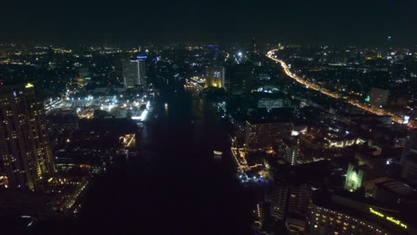 曼谷及首都城朝普拉亚河中心地带夜景鸟瞰 — 图库视频影像