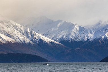 Göl wanaka destinationa Yeni Zelanda seyahat en popüler sisli ve bulutlu iklim
