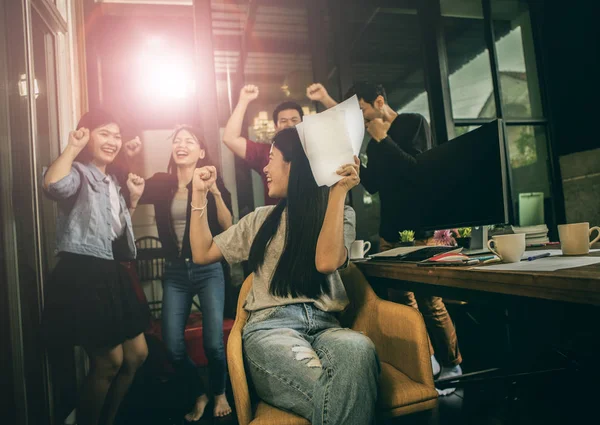 Asiatico Più Giovane Freelance Lavoro Squadra Successo Piena Felicità Emozione — Foto Stock