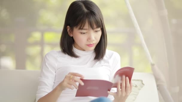 Asian Younger Woman Ralaxing Reading Book — Stock Video